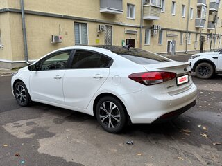 2017 Kia Cerato III Рестайлинг (Classic), белый, 1300000 рублей, вид 4