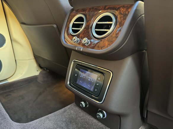 2016 Bentley Bentayga I, коричневый, 8700000 рублей - вид 31