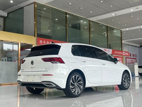 2022 Volkswagen Golf VIII, белый, 1898000 рублей, вид 5