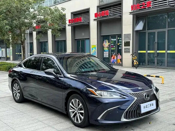 2021 Lexus ES 200 VII Рестайлинг, чёрный, 4105000 рублей - вид 1