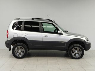 2017 Chevrolet Niva I Рестайлинг, серебристый, 841000 рублей, вид 4