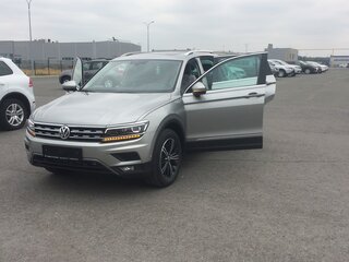 2017 Volkswagen Tiguan II, серебристый, 2200000 рублей, вид 4