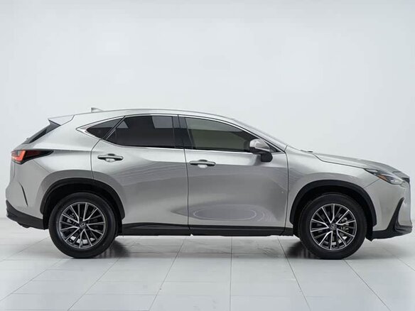 2023 Lexus NX 250 II, серебристый, 6100000 рублей - вид 3