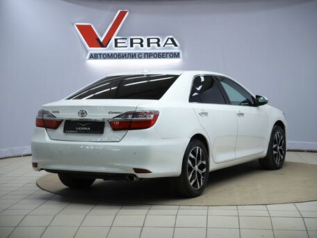2016 Toyota Camry VII (XV50) Рестайлинг, белый, 1930000 рублей, вид 5