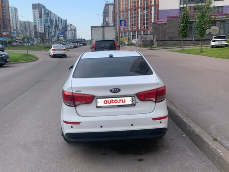 2017 Kia Rio III Рестайлинг, белый, 720000 рублей, вид 3