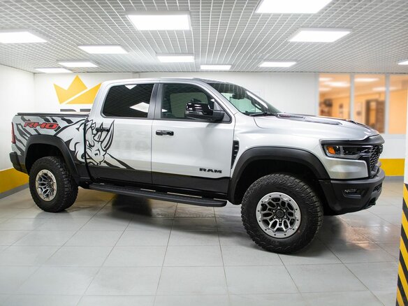 2026 Ram 1500 RHO V Рестайлинг, серебристый, 12499000 рублей - вид 2