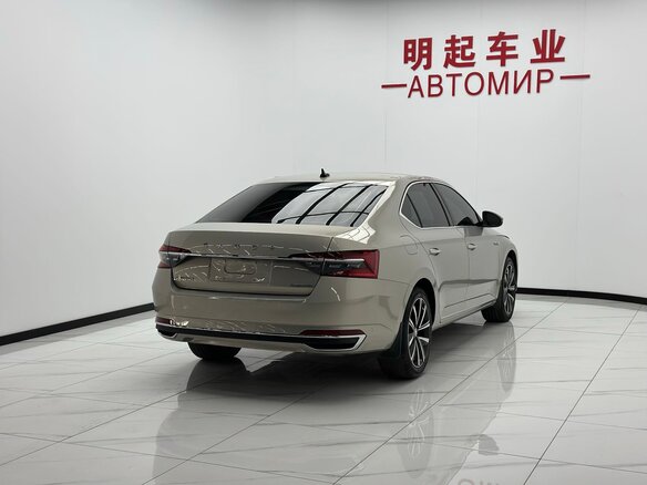 2023 Skoda Superb III Рестайлинг, бежевый - вид 3