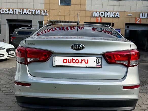 2015 Kia Rio III Рестайлинг, серебристый - вид 3