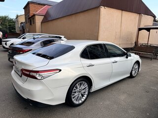 2018 Toyota Camry VIII (XV70), белый, 1900000 рублей, вид 3