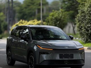 2026 Toyota bZ3X 58.3 kWh, серебристый, 2600000 рублей, вид 3