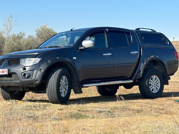 2011 Mitsubishi L200 IV, серый, 1200000 рублей - вид 3