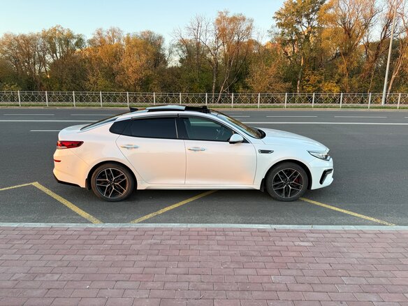 2018 Kia Optima IV Рестайлинг, белый, 2000000 рублей - вид 3