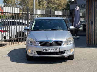 2012 Skoda Fabia II Рестайлинг, серебристый, 700000 рублей, вид 2