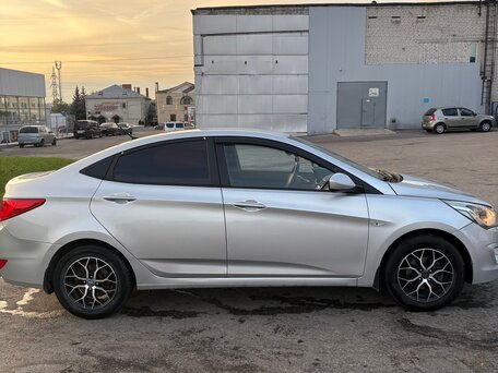2014 Hyundai Solaris I Рестайлинг, серебристый, 690000 рублей, вид 4