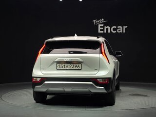 2023 Kia Niro II, белый, 2370000 рублей, вид 4