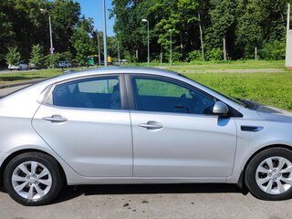 2017 Kia Rio III Рестайлинг, серебристый, 1250000 рублей, вид 4