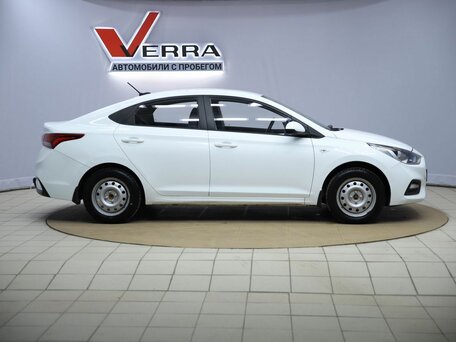 2018 Hyundai Solaris II, белый, 910000 рублей, вид 4