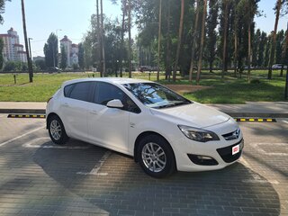 2014 Opel Astra J Рестайлинг, белый, 900000 рублей, вид 1