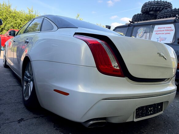 2010 Jaguar XJ Long IV (X351), коричневый - вид 2
