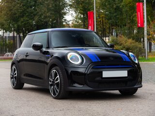 2021 Mini Hatch Cooper III (F55/F56) Рестайлинг 2, чёрный, 3790000 рублей, вид 2