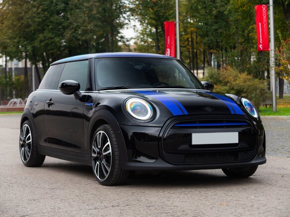 2021 Mini Hatch Cooper III (F55/F56) Рестайлинг 2, чёрный, 3790000 рублей - вид 1