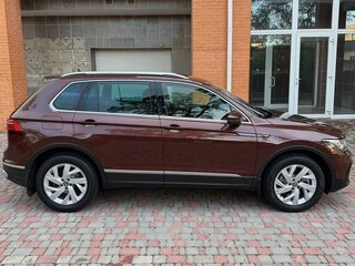 2021 Volkswagen Tiguan II Рестайлинг, коричневый, 2800000 рублей, вид 5