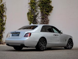 2024 Rolls-Royce Ghost Black Badge II (Series I), серебристый, 39899600 рублей, вид 4