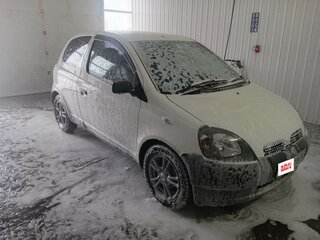 1999 Toyota Vitz I (P10), белый, 270000 рублей, вид 1