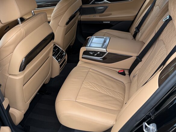 2016 BMW 7 серии 750i xDrive VI (G11/G12), чёрный, 3400000 рублей - вид 10