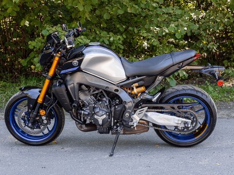 2022 Yamaha MT-09 (FZ-09), серебристый, 1075000 рублей, вид 2