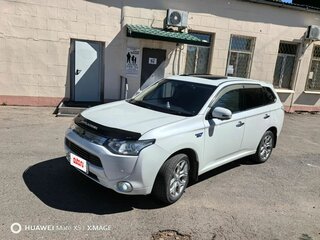 2013 Mitsubishi Outlander PHEV III, белый, 1530000 рублей, вид 2