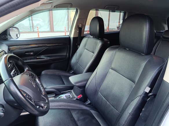 2017 Mitsubishi Outlander III Рестайлинг 2, белый, 1760000 рублей - вид 10