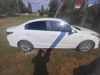 2020 Kia Rio IV Рестайлинг, белый, 1450000 рублей, вид 4
