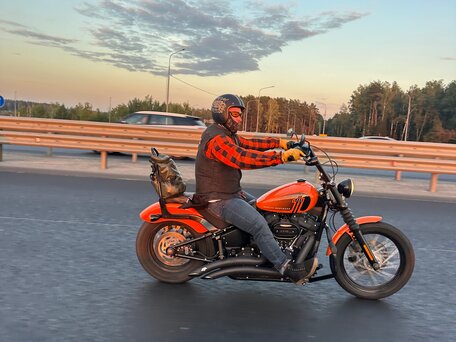 2021 Harley-Davidson Street Bob, оранжевый, 1740000 рублей, вид 2