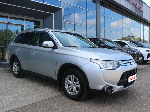 2014 Mitsubishi Outlander III Рестайлинг, серебристый - вид 2