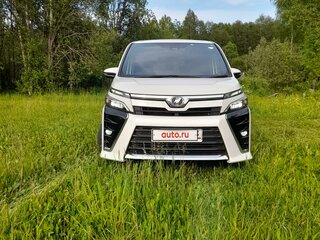 2018 Toyota Voxy III (R80) Рестайлинг, белый, 2700000 рублей, вид 1