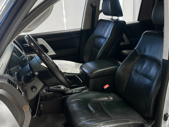 2014 Toyota Land Cruiser 200 Series Рестайлинг 1, серебристый, 3930000 рублей - вид 10