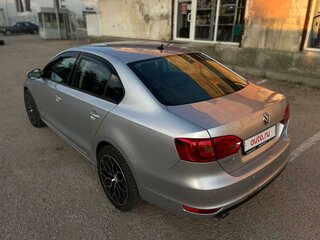 2014 Volkswagen Jetta VI Рестайлинг, серебристый, 1350000 рублей, вид 4