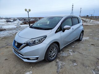 2019 Nissan Note e-Power II Рестайлинг, серебристый, 1350000 рублей, вид 1