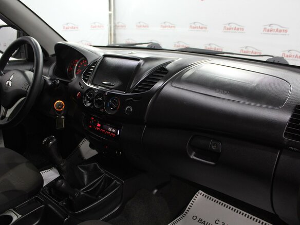 2013 Mitsubishi L200 IV, чёрный - вид 9