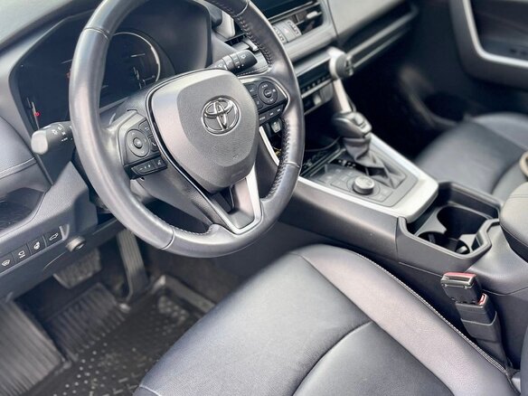 2020 Toyota RAV4 V (XA50), белый, 3900000 рублей - вид 4