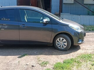 2018 Toyota Vitz III (XP130) Рестайлинг, серый, 980000 рублей, вид 4