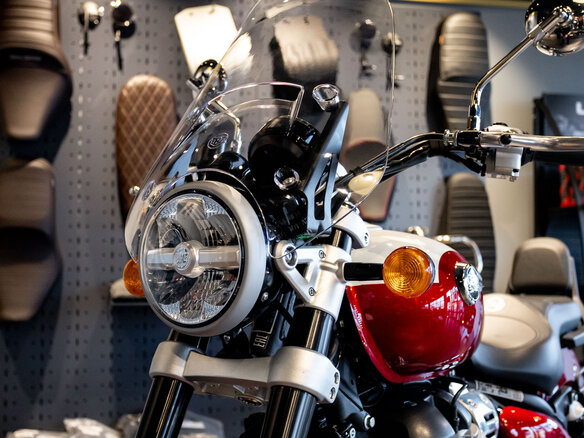 2026 Royal Enfield Super Meteor, пурпурный, 792000 рублей - вид 24