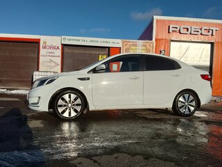 2013 Kia Rio 4-speed III, белый, 1200000 рублей, вид 4
