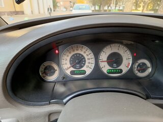 2001 Chrysler Town & Country IV, серебристый, 550000 рублей, вид 2