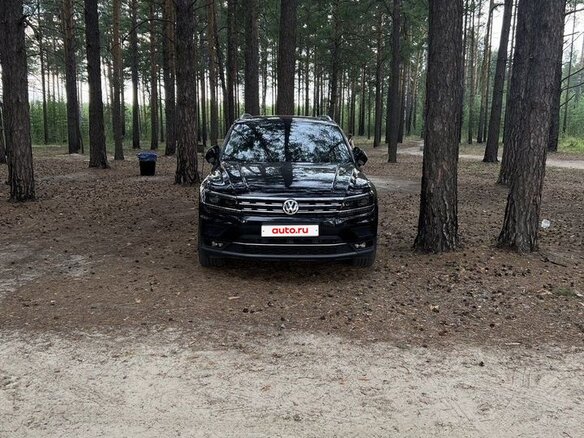 2017 Volkswagen Tiguan II, чёрный, 3440000 рублей - вид 1