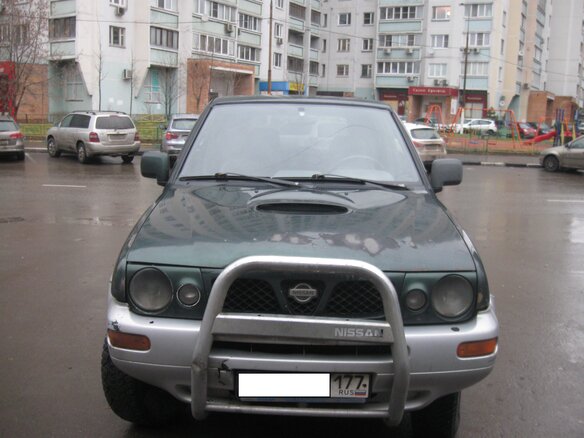 2001 Nissan Terrano II Рестайлинг 2, зелёный - вид 3