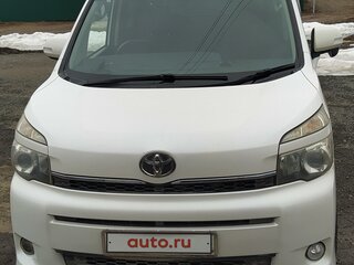 2010 Toyota Voxy II (R70) Рестайлинг, белый, 1568000 рублей, вид 1