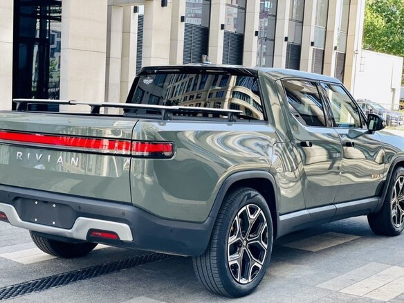 2022 Rivian R1T QM Large, зелёный, 9999999 рублей - вид 2
