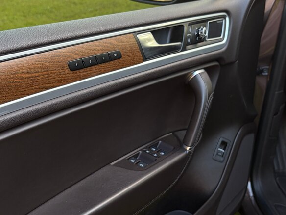 2013 Volkswagen Touareg II, коричневый - вид 12
